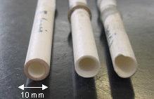 Figura 4.2: Tubos de alumina (inferiores). A melhor solução encontrada foi a substituição destas por peças confeccionadas com aço inox.