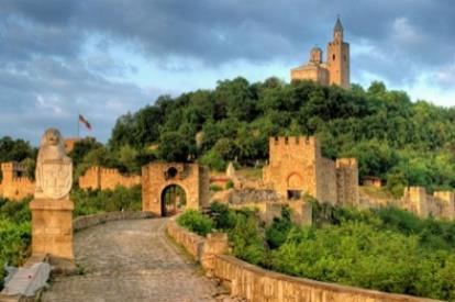 pequenas fortalezas, com interiores decorados a frescos. No final da visita dirigirmos a Veliko Tarnovo, provavelmente a cidade mais espectacular de toda a Bulgária.