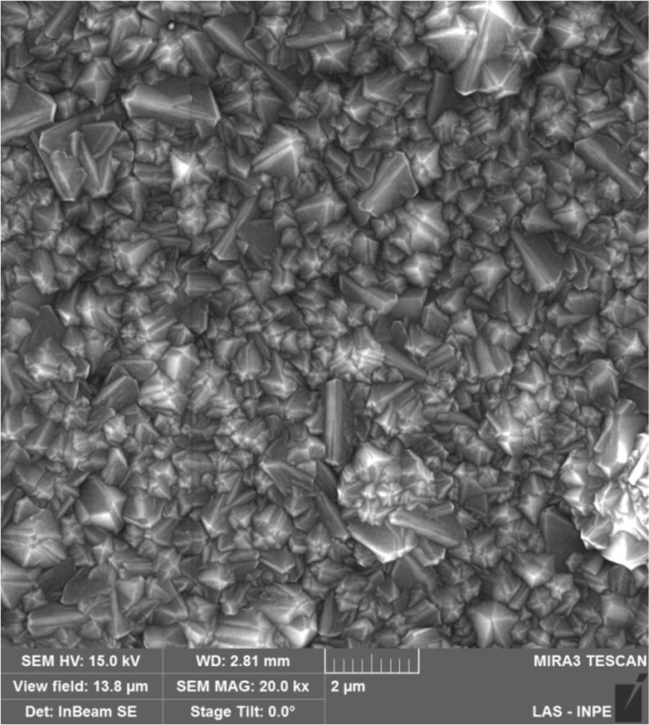 Figura 5 Imagem de microscopia eletrônica de varredura do filme de diamante CVD microcristalino obtido nesse
