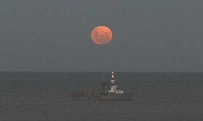 3) O nascer da Lua Cheia na Ilha das Campanhas No dia 27 de março de 2013, nos deslocamos até a Ilha das Campanhas, na Armação do Pântano do Sul, para observar o nascer da Lua Cheia no mar, servindo