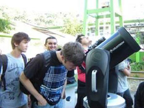 17) Observações astronômicas durante a Semana Mundial do Espaço Na quarta-feira, dia 9 de outubro de 2013, o NEOA/JBS realizou mais uma sessão pública de observação do céu nas dependências