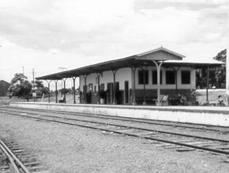 CONCLUSÕES A estação ferroviária de Flórida Paulista encontra-se isolada na divisa entre a área rural e urbana em virtude do próprio planejamento do