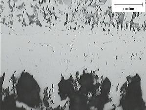 108 5.5.1 Microscopia Ótica As microestruturas da Figura 61 mostram o aspecto do revestimento depois de submetido ao ensaio em câmara de névoa salina.