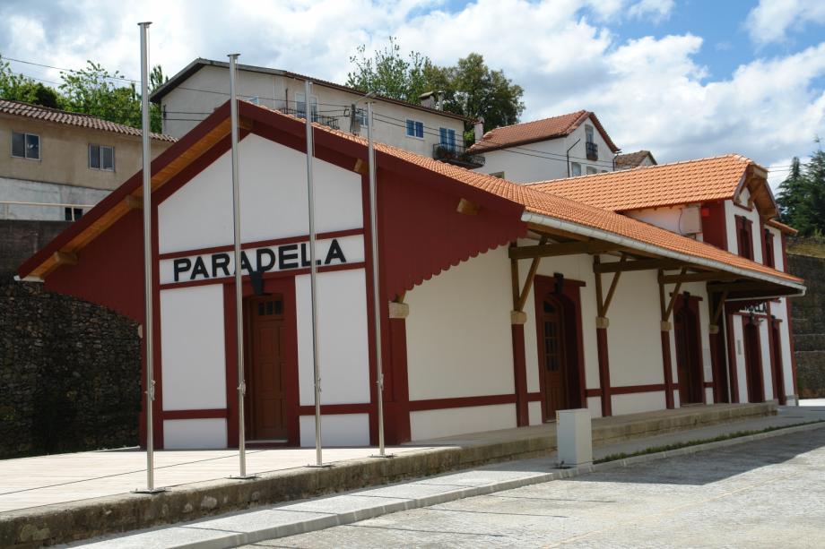 A recuperação e beneficiação da antiga estação de comboios de Paradela prevê a criação de um centro de apoio do Sítio Rio Vouga, bem como a requalificação e ordenamento da área envolvente.