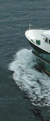 pessoas passeiem a bordo, durante o dia.