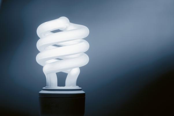 Economize energia. Prefira lâmpadas fluorescentes em vez de lâmpadas comuns (incandescentes). Lâmpada fluorescente compacta.
