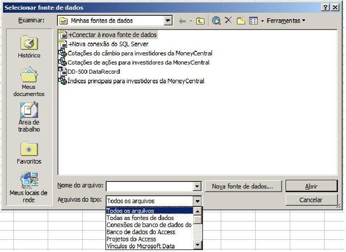 Depois de desligar o instrumento, pressione a tampa do compartimento de pilhas na direção da flecha para abri-lo. 3.Remova as pilhas usadas do compartimento e instale seis novas pilhas de 1,5V. 6.