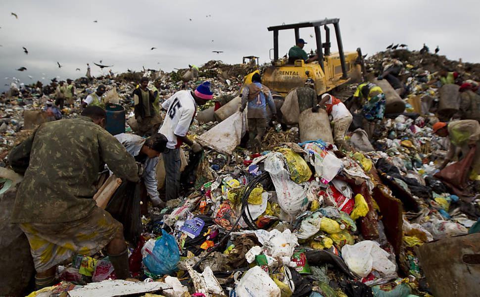 2012: Após 34 anos, maior lixão da América latina (Gramacho) será desativado... Fonte: http://www1.