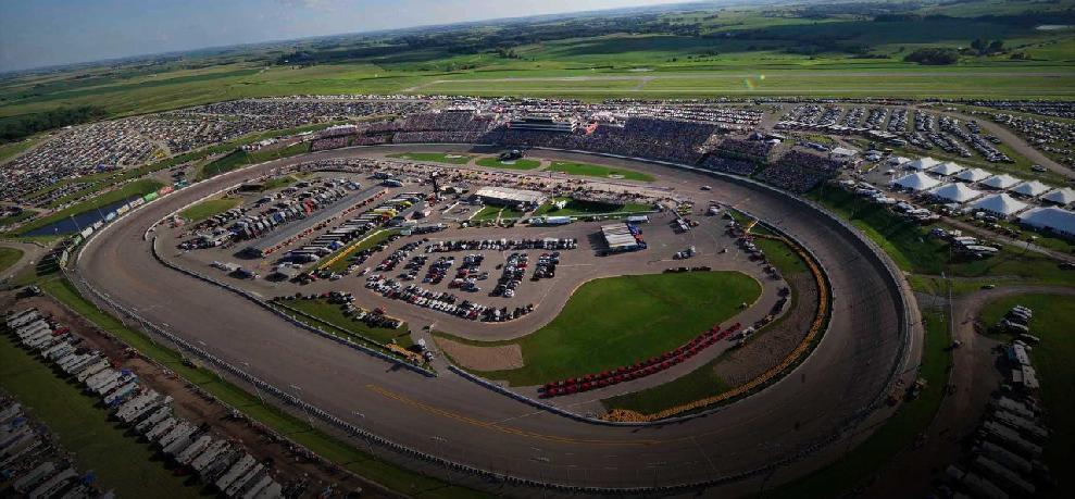 Visão aérea do Iowa Speedway Antes da inauguração do oval de Iowa, um dos nomes pensado para o autódromo foi Quad Cities International Raceway Park.