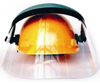 Capacete de proteção tipo aba frontal com viseira Utilizado para proteção dos olhos contra impactos mecânicos, partículas volantes e raios ultravioletas.