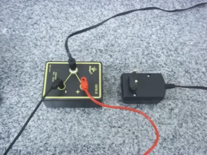 33 5. Substitua a fonte de tensão contínua, pelo transformador de corrente alternada (CA) 127 V CA/ 6 V CA (Figura 5). Figura 5 - Conexões do transformador 127 V CA/ 6 V CA. 6. Nesta etapa do experimento, será construído um transformador aumentador de tensão elétrica.