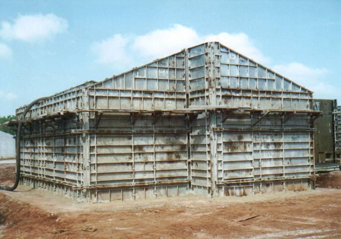 Introdução Os sistemas construtivos utilizados na produção das vedações na maioria das obras brasileiras apresentam um elevado desperdício de mão-de-obra, componentes e materiais, devido ao emprego