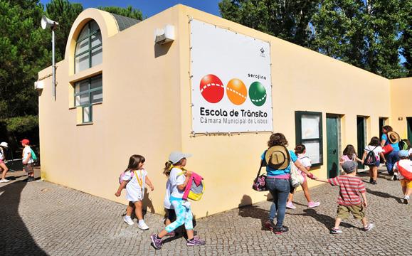 escolares, alimentação escolar e transportes) Priorizar as obras de requalificação do parque escolar sob alçada do Município Apoiar e