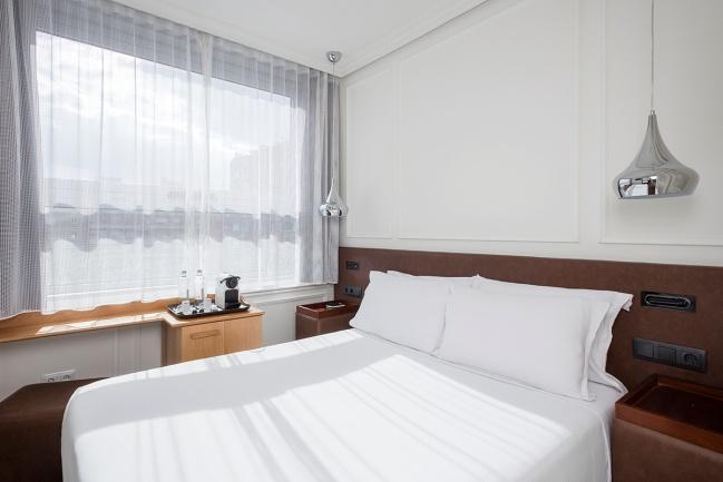 Quartos O H10 Itaca dispõe de quartos confortáveis equipados com todas as comodidades para garantir o seu bem-estar: TV de ecrã plano com canais internacionais Carta de almofadas Minibar ($ mediante