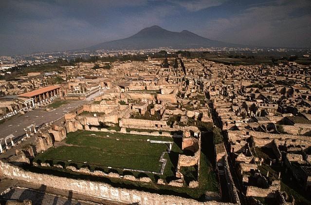 Pompeia foi uma antiga cidade do Império Romano situada a sensivelmente km da moderna Nápoles na Itália.