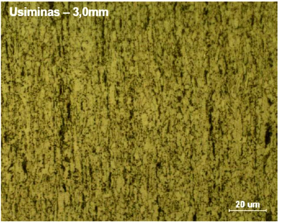 Figura 4.1 Micrografia ampliada em 500 vezes do aço 700 MPa. As amostras foram atacadas com Nital 3.5%. Os resultados obtidos pelo ensaio de tração do metal de base estão relatados na Tabela 4.2.