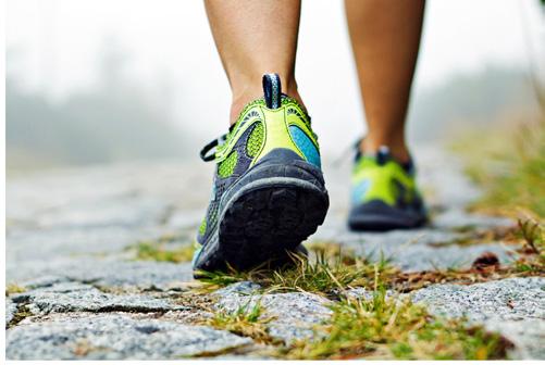 CAMINHADA CAMINHE POR UM NATAL SOLIDÁRIO QUI 19 19:30H Benefícios de caminhar O aumento da atividade física moderada é um objetivo importante a atingir para reduzir os problemas de saúde.