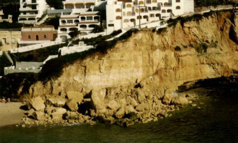 Fig4: Tombamento da Praia do Carvoeiro (Lagoa, Algarve), Inverno de 1989/90, afectando a arriba cortada em calcarenitos miocénicos da Formação de Lagos-Portimão.