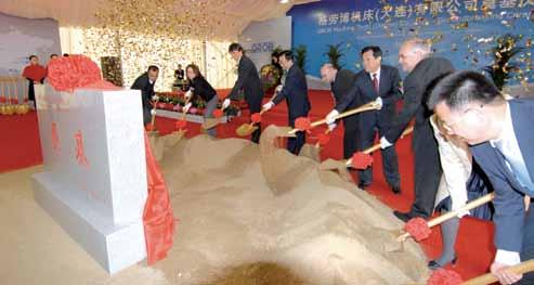 Marcos no negócio na China A fábrica GROB em Dalian desde a concepção até o início das atividades O terreno antes das construções Lançamento da pedra