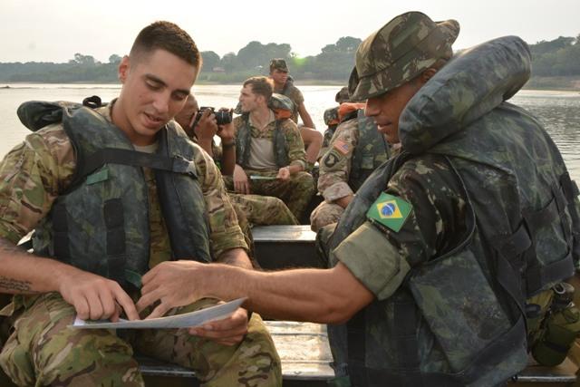 Os militares americanos, realizaram um sobrevoo de helicóptero sobre as áreas das bases de selva, onde são realizados os treinamentos de Guerra na Selva.