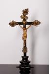 744 CRISTO Escultura em madeira policromada e dourada, cruz em madeira escurecida