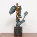 Base de licitação: 1 500 328 JOSÉ RODRIGUES (1936-2016) ANJO GABRIEL "Anjo Gabriel" Escultura em bronze patinado, assinada, base em granito. Dim: 62 cm.