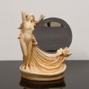 406 FIGURA FEMININA Em cerâmica vidrada, decoração policroma, representando figura feminina segurando bilhas. Europa, Séc. XX.