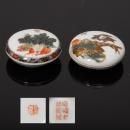 434 CAIXA REDONDA Em porcelana da China, decoração floral policroma e ouro. Sinais de uso. Dim: 4x8 e 5,5x7 cm.