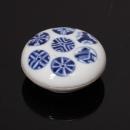 Base de licitação: 100 436 DUAS CAIXAS GOMADAS Em porcelana da China, decoração policroma com flores em relevo. Sinais de uso. China, Minguo. Dim: 5x6 cm.