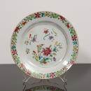 448 PRATO Em porcelana da China Companhia das Índias, Séc. XVIII, decoração com esmaltes policromos da família rosa "flores".