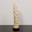 Base de licitação: 200 471 BUSTO DE MENINA EM MARFIM Escultura em marfim. Africa, Séc. XX (meados). Peso Aprox: 945 gr. Dim: 16,5 cm.