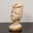 476 PONTA DE PRESA TRABALHADA COM BUSTO FEMININO Escultura em marfim. Africa, Séc. XX (meados). Peso Aprox:1530 gr. Dim: 44 cm.