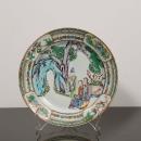 492 PRATO Em porcelana da China, Séc. XIX, decoração policroma com paisagem e figuras, na aba pássaros e objectos. Sinais de uso.