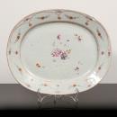 XVIII, decoração com esmaltes policromos da família rosa e ouro "grinaldas e flores". Esbeiçadela e desgaste Dim: 38x31,5 cm.