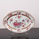 566 TRAVESSA OVAL RECORTADA Em porcelana da China Companhia das Índias, Séc. XVIII, decoração com esmaltes policroma da família rosa e ouro "flores".
