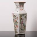 587 CANECA COM TAMPA Em porcelana da China, decoração policroma e ouro com figuras da corte. Marcada. Ínfima esbeiçadela. Dim: 14 cm.