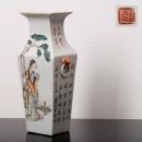 594 JARRA FACETADA Em porcelana da China, decoração policroma com figuras femininas e caracteres, asas relevadas com cabeças e argolas Marcada. Dim: 23,5 cm.