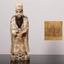 615 DIGNITÁRIO Escultura revestida a placas de osso entalhado, esgrafitado e colorido, assinada. China, Minguo. Falha no chapéu, falta de atributo. Dim: 26 cm.