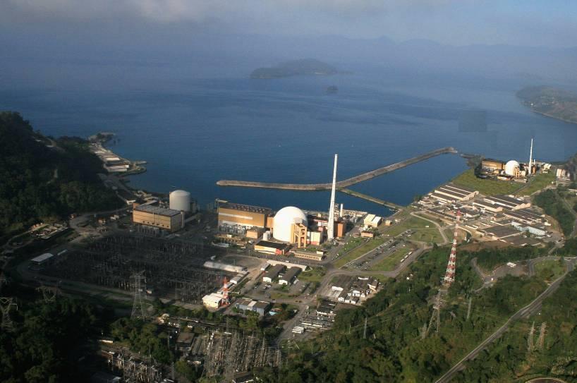 Central Nuclear de Angra ANGRA 1 - PWR Potência: 640 MW Tecnologia: Westinghouse Operação Comercial: janeiro1985 ANGRA 2 - PWR Potência: 1.