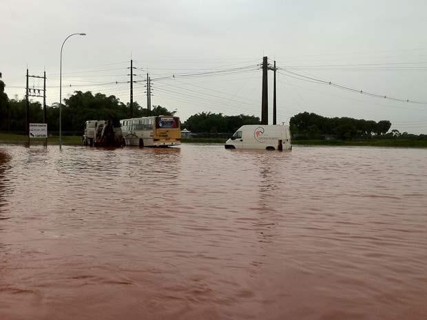 Ônibus e van parados em área alagada na Asa Norte devido a temporal.