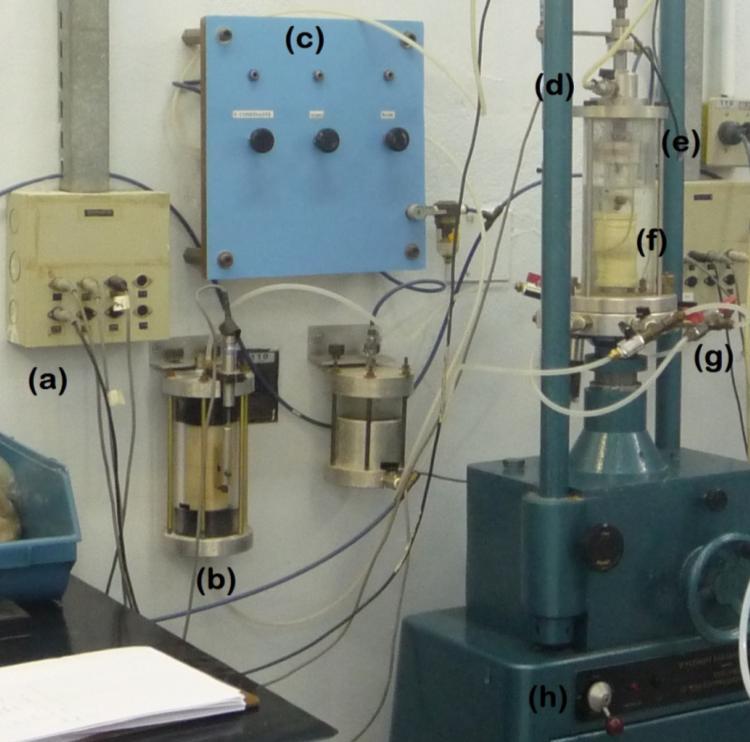 75 A câmara triaxial empregada é própria para corpos de prova com diâmetro de 1,5. A câmara possue um corpo de acrílico que suporta uma pressão confinante máxima de 1000 kpa (Ramírez, 2012).