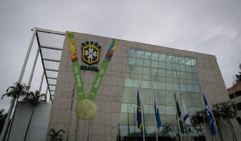 futebol pela primeira vez; durante a noite de domingo, a entidade instalou uma réplica