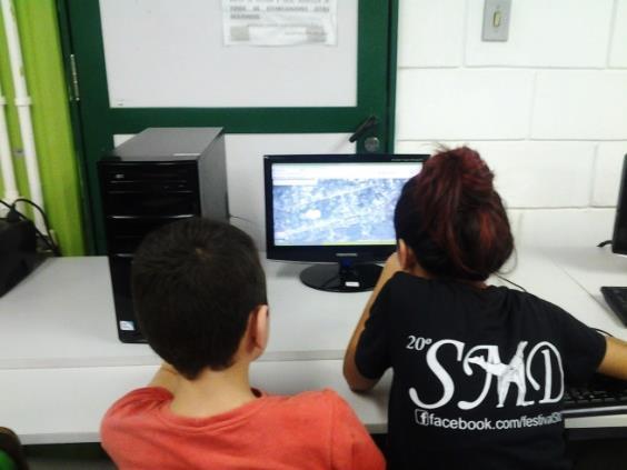 Em um segundo momento, na disciplina de Geografia, fez-se um diagnóstico de áreas de risco da presença do mosquito Aedes aegypti, no bairro onde se situa a Escola, por meio do software Google Earth