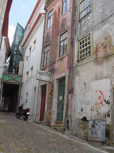 .IDENTIFICAÇÃO Local/Endereço- Travessa da Matemática, nº a 3 Concelho- Distrito- Função Actual Habitação / Funerária ( Nova Funerária Cebola, L.da) pisos em razoável / mau estado de conservação.