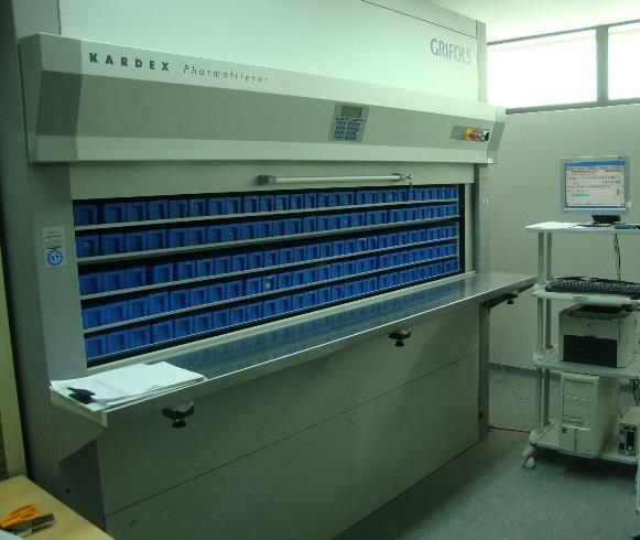 7.3.2. Sala de preparação e distribuição Esta sala dispõe de um sistema semiautomático de dispensa de medicação: KARDEX Pharmatriever (Figura 2).