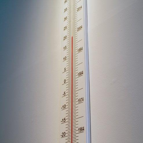 Evidência traz um termômetro de três metros de comprimento que mostra a temperatura ambiente e revela, em seu marcador, números referentes ao período entre 1944 e 2014 ao longo das marcas habituais