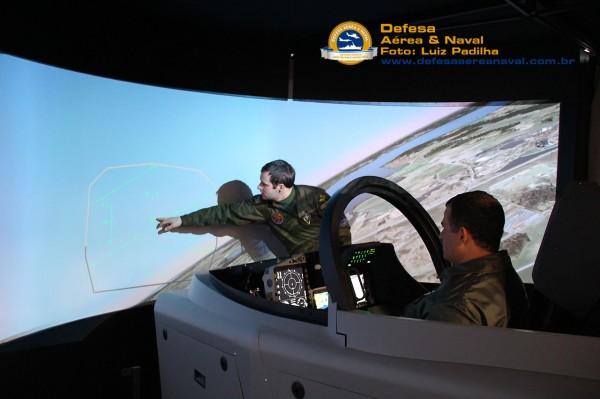F-X2: FAB estuda antecipar uso de simulador de voo dos caças Gripen Por Virgínia Silveira Reportagem atualizada do dia 30 de junho, para corrigir título e a informação sobre arrendamento.