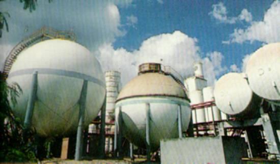 Fábrica de oxigênio faz parte das instalações da siderúrgica Foto: COSIA, 1990 (atual: USIMINAS CUBATÃO) Reações Líquido/Gás: produção de O, N, Ar, outros.