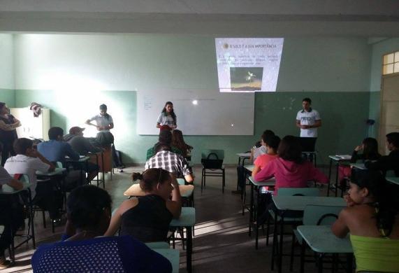 disso, explicar questões relacionadas ao solo por meio de teoria em sala não permitiu demonstrar de fato certos aspectos, como os mencionados acima por exemplo.