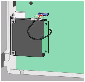 5 Insira o plug da interface do cabo da placa de fax no receptor da placa do sistema. 6 Substitua a tampa da placa do sistema e feche e porta da placa do sistema.